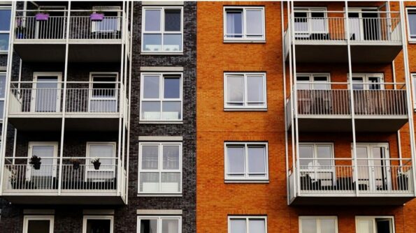 Wonen: meerdere kandidaat- huurders dreigen van de wachtlijst voor een sociale woning geschrapt te worden.